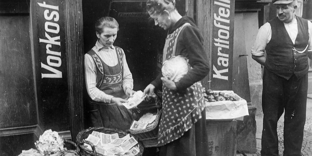 Zöldségárus gazdasági válság idején, Weimari Köztársaság (Németország), 1919 körül. (Fotó: Albert Harlingue/Roger Viollet via Getty Images)