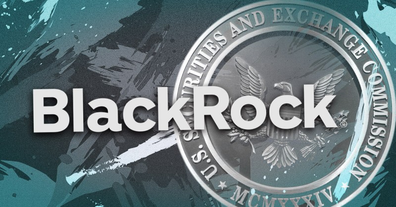 Grafika, amely a BlackRock logóját mutatja nagy, fehér betűkkel, mögötte az Egyesült Államok Értékpapír- és Tőzsdefelügyelet (SEC) pecsétjével, amelyen sas és a "U.S. Securities and Exchange Commission MCMLXIV" felirat látható. A háttér absztrakt, kékeszöld és szürke színű ecsetvonásokkal.